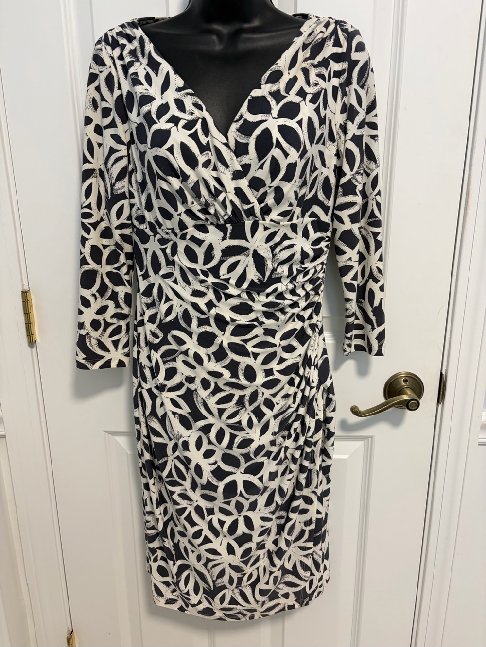 Lauren Ralph Lauren Blk/cream faux wrap dress. Sz 6. Vneck. Long sleeve. Exc Con